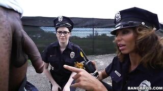 Девушка Полицейский Трахается С Задержанным