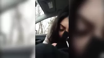 Брюнетка в машине трахается с водителем и доводит его до оргазма