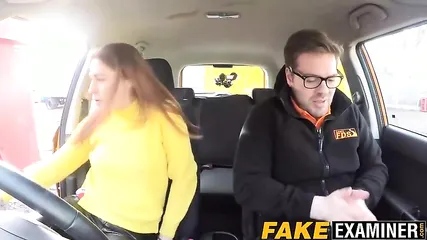 Телочка соблазнила инструктора по вождению и занялась с ним сексом в авто