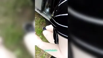 Худышку трахают в киску и рот возле авто на любительском порно от первого лица