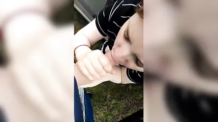 Худышку трахают в киску и рот возле авто на любительском порно от первого лица