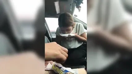 Азиатка сосет член и получает сперму в рот в авто