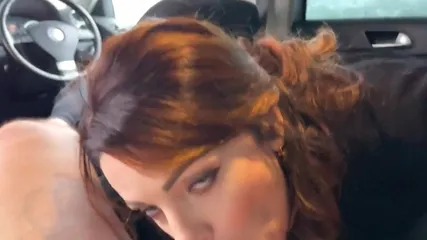 Роскошная брюнетка сосет толстый хуй и скачет на нем во время секса в авто