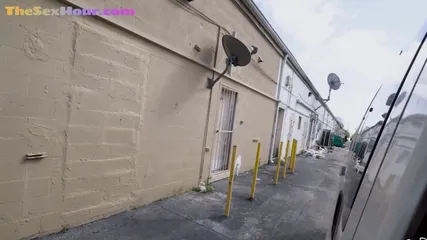 Пикапер развел рыжую девушку с большими сиськами на секс