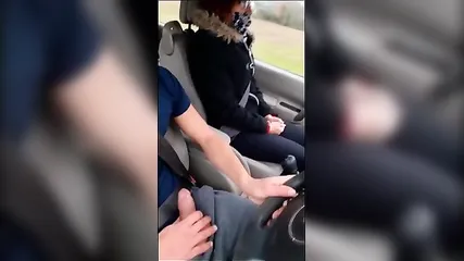 Подвез рыжую незнакомку, подрачивая пульсирующий член рукой