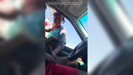 Возбужденный мужик просит зрелую женщину подрочить ему в машине