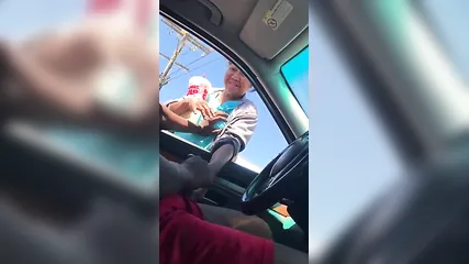 Возбужденный мужик просит зрелую женщину подрочить ему в машине