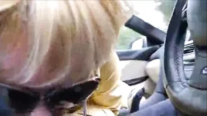 Старушка с аппетитными формами охотно чпокается в авто