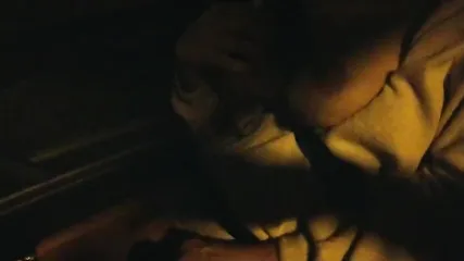 Поездка в такси с грудастой куколкой, которая ласкает соски