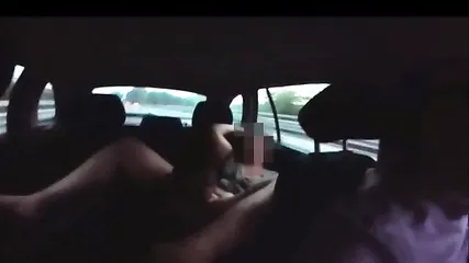 Зрелая дамочка на заднем сидении удовлетворила парня