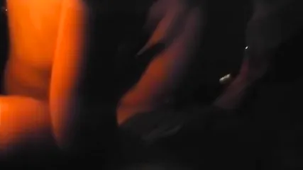 Зрелая дамочка на заднем сидении удовлетворила парня