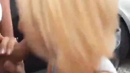 Худенькая блондинка по-быстрому отсосала незнакомцу возле машины