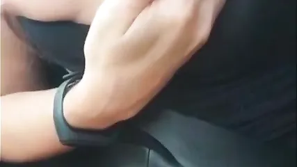 Телочка дала бойфренду подрочить ее волосатую киску в машине на полном ходу