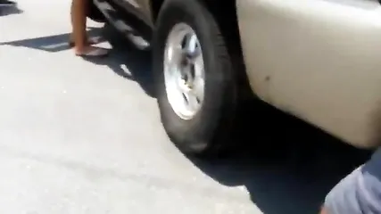 Мужчина снимает на камеру свою голую жену на парковке