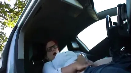 Немецкая милфа занялась мастурбацией в авто на обочине