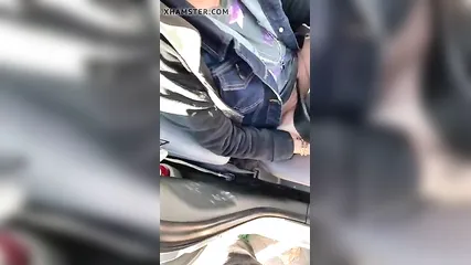 Курящая женщина трахается с мужиком в тачке