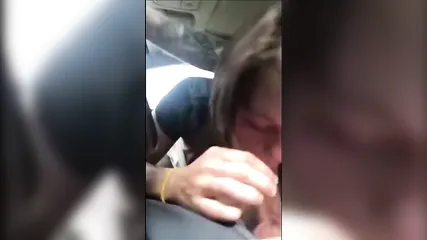 Девушка сосет член водителю