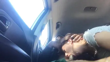 Негр засадил большой черный елдак в умелый рот симпатичной брюнетки