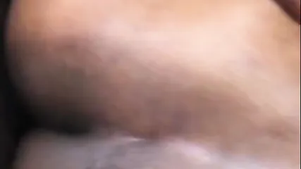 Негр имеет толстую негритянку в киску в позе догги-стайл на заднем сидении авто