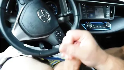 Смуглая дамочка выдрочила из члена любовника вязкую сперму