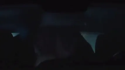 Страстный секс любовников после вечеринки в машине в публичном месте