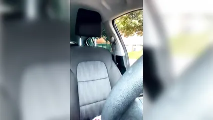 Девушка получила сквирт возле автомобиля