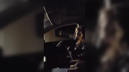 Рыжая девушка дрочит член водителя вечером в машине