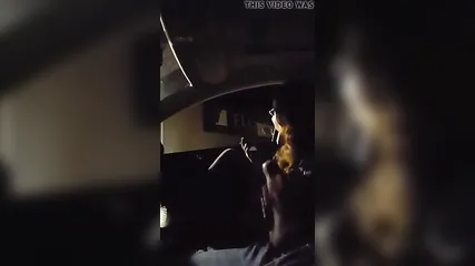 Рыжая девушка дрочит член водителя вечером в машине