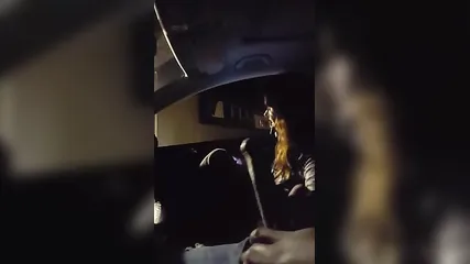 Рыжая девушка дрочит член водителя вечером в машине