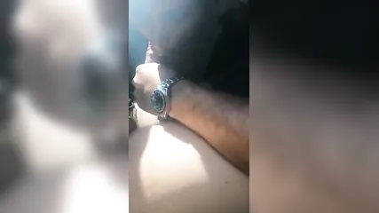 Женщина сосет член мужика в машине