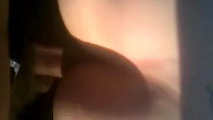 Шлюха сосала член и трахалась с клиентом с презервативом на конце