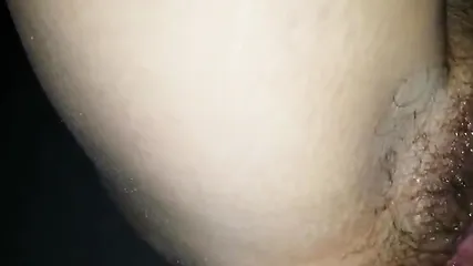 Пухлую даму трахают в киску и попку от первого лица на заднем сиденье автомобиля