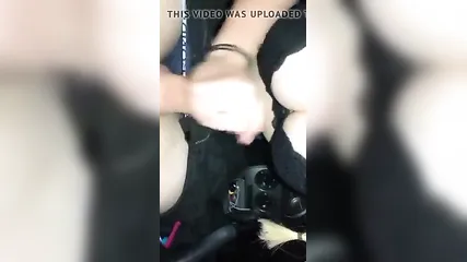 Деваха в очках сосет и дрочит член