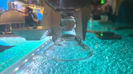 Грудастая тетка сосет член в автомобиле