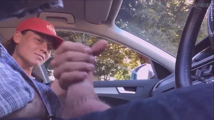 Прыткая молодуха в кепке дрочит хуй незнакомому водителю в движущемся автомобиле