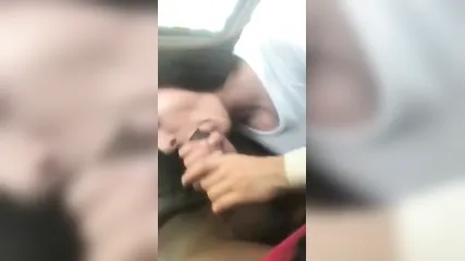 Возбужденная белая шлюха в одежде дрочит двумя руками хуй и делает негру глубокий минет