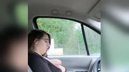 Сексуальная мамочка в очках и коротком платье мастурбирует в машине посреди улицы