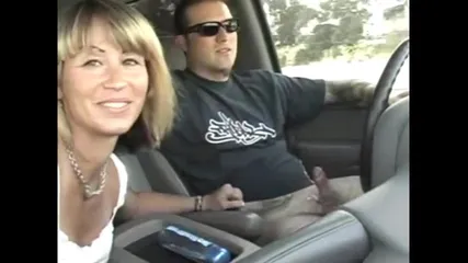 Раскрепощенные мамочки дрочат и отсасывают в машинах на полном ходу перед камерами