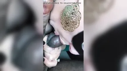 Старая белая шлюха прикрыла лицо маской и тщательно вылизывает негру яйца в машине