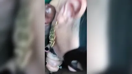 Старая белая шлюха прикрыла лицо маской и тщательно вылизывает негру яйца в машине