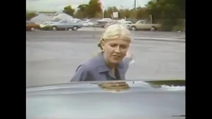 Жаркий ретро секс, порочная блондинка трахается в машине с мажором прямо на мойке