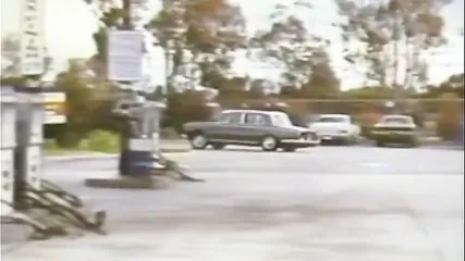 Жаркий ретро секс, порочная блондинка трахается в машине с мажором прямо на мойке