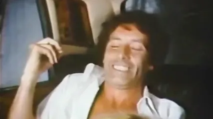 Жаркий ретро секс, порочная блондинка трахается в машине с мажором прямо на мойке