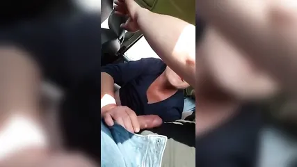 Очкастая старушка с жирной сракой отсасывает водителю в машине и раздвигает ножки