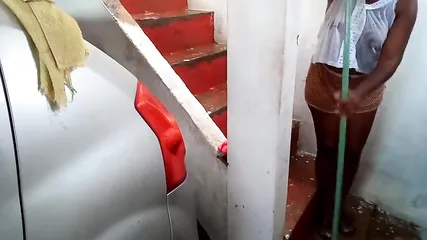 Эротичная негритянка в прозрачной майке закрылась в гараже, облилась водой и трясет натуральными дойками