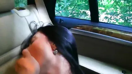 Молоденькая любовница с торчащими сосками сдвигает кружевные трусики и отдается в салоне такси