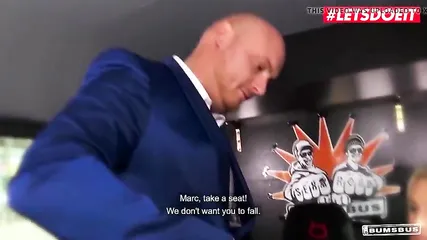 Высокая мамаша с большими силиконовыми титьками удовлетворяет пикапера в салоне такси