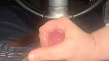 Игривая толстушка старательно дрочит короткий хуй водителю в машине и размазывает сперму по рукам