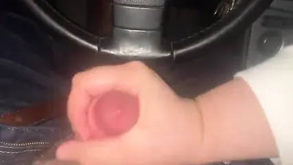 Игривая толстушка старательно дрочит короткий хуй водителю в машине и размазывает сперму по рукам