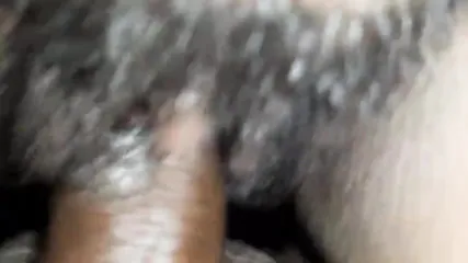 Сексуально раскрепощенная негритянка с небритой пиздой трахается в машине с другом семьи